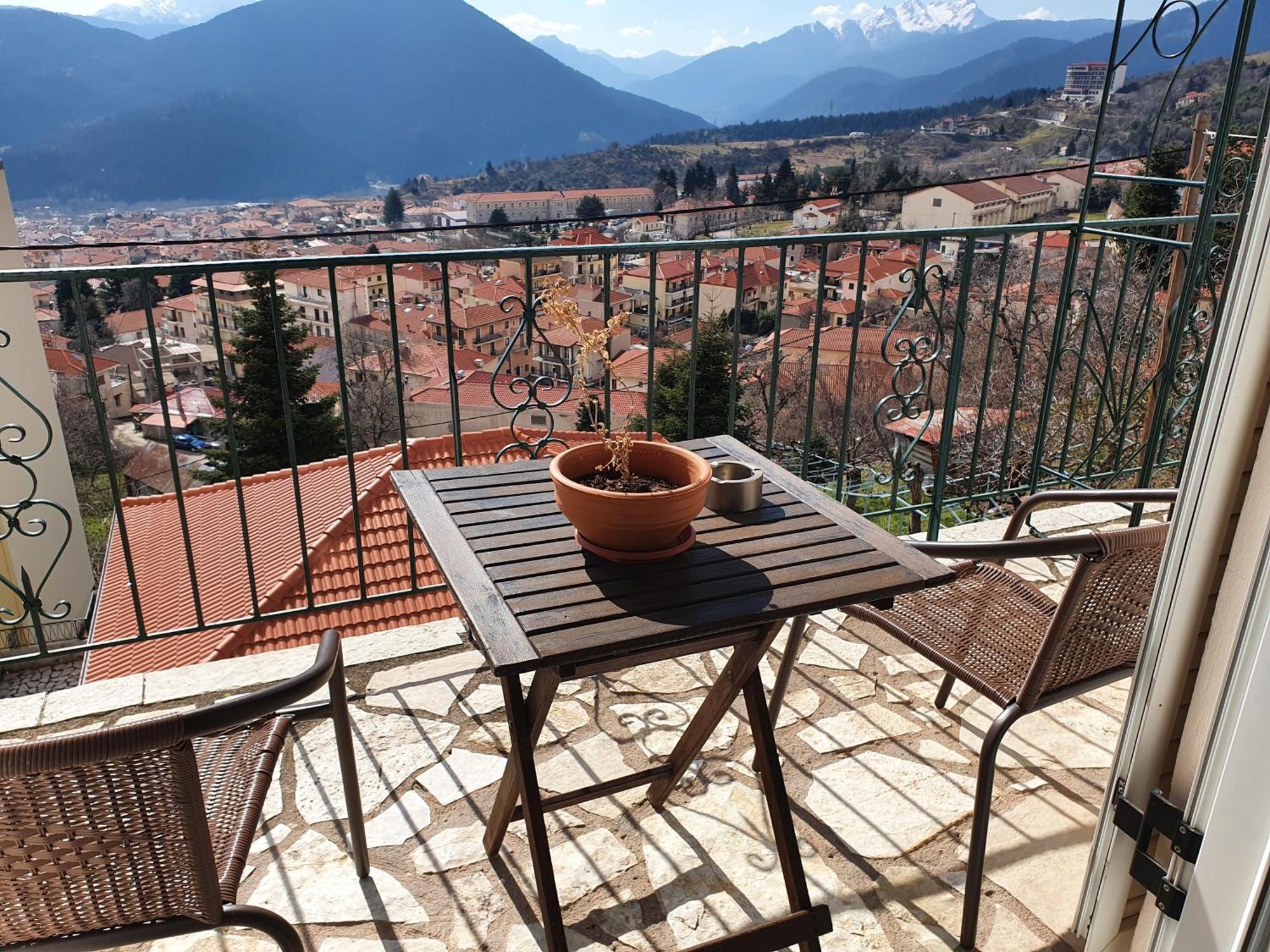 Semeli Guesthouse Karpenísion Exteriér fotografie