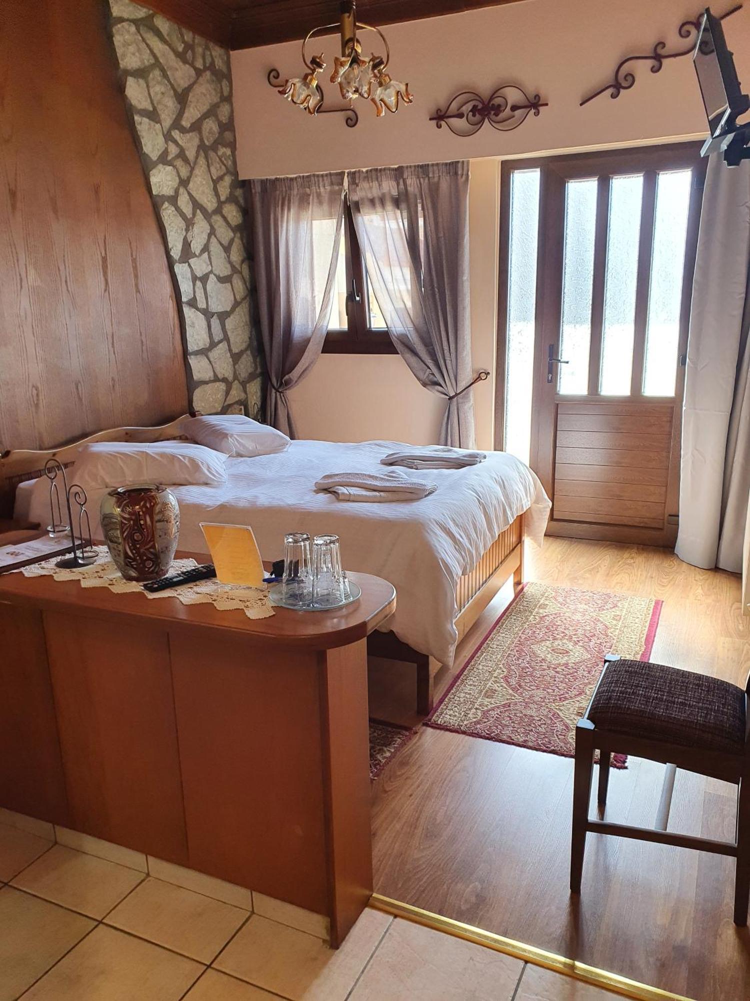 Semeli Guesthouse Karpenísion Exteriér fotografie