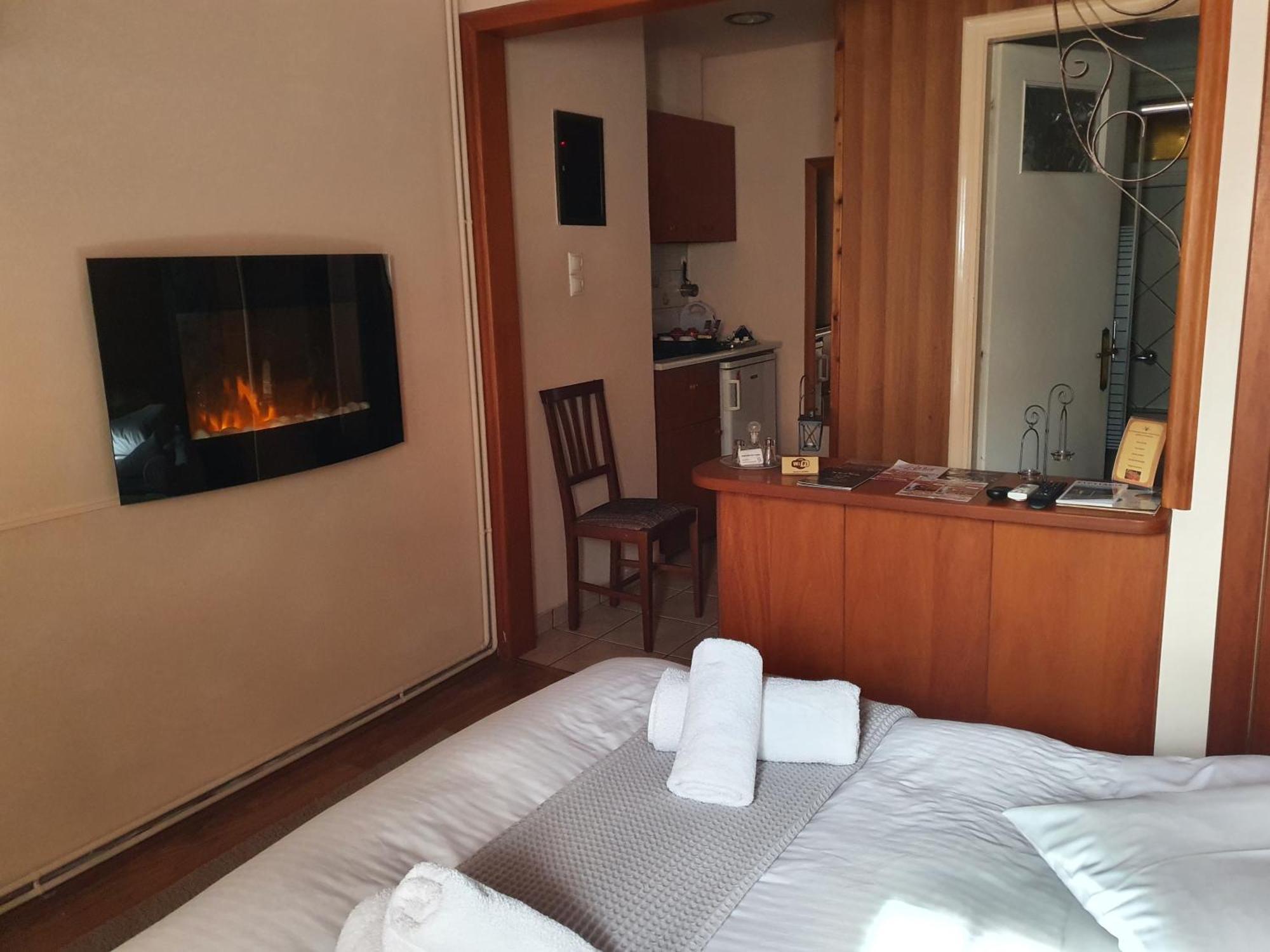 Semeli Guesthouse Karpenísion Exteriér fotografie
